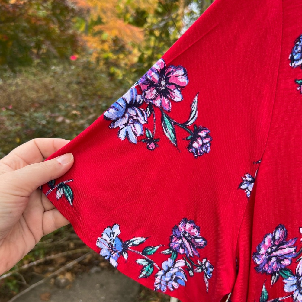 NWT Kim Rogers Pretty & Soft Red Floral Pleated Front Top 2X - Picture 4 of 6